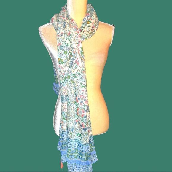 Pretty,  large scarf, with cute design and fringe tassel hem! - Picture 2 of 6